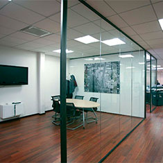 Перегородки из стекла в современном офисе