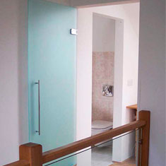 Стеклянная дверь в ванную