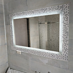 Зеркало в ванной в раме из мозаики с подсветкой