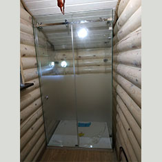 Душевая кабина из прозрачного стекла с матовыми вставками